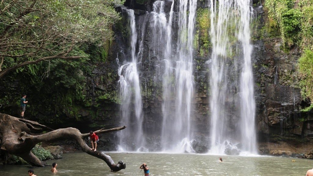 Discover Llanos del Cortes Waterfall
